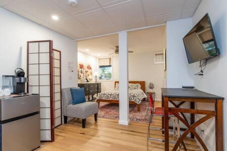 Cozy Private Apt Near Downtown Берлінгтон Екстер'єр фото