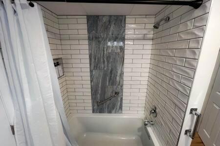 Cozy Private Apt Near Downtown Берлінгтон Екстер'єр фото