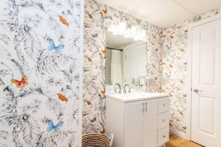 Cozy Private Apt Near Downtown Берлінгтон Екстер'єр фото