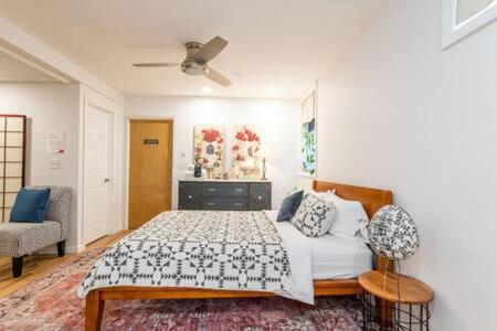 Cozy Private Apt Near Downtown Берлінгтон Екстер'єр фото
